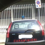 Auto Carabinieri su parcheggio per disabili