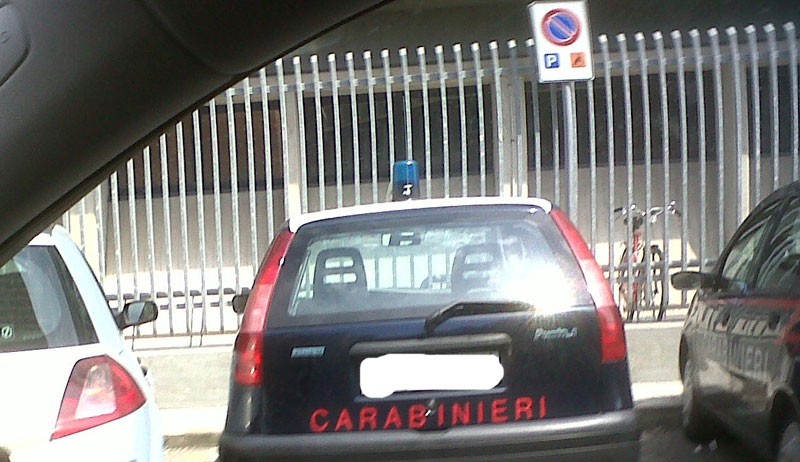 Auto Carabinieri su parcheggio per disabili