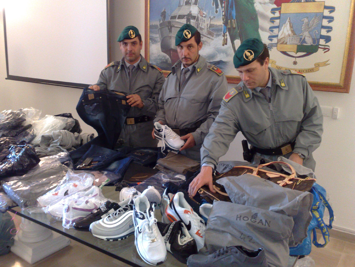 Lecce: sequestro capi ed accessori di abbigliamento. Maglie: truffa all ...