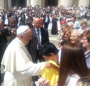 La consegna della maglietta gialla a Papa Francesco