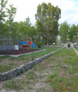 Il giardino con giochi per bimbi della residenza di Fontanelle