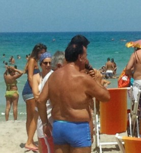 Don Mario Calogiuri in spiaggia