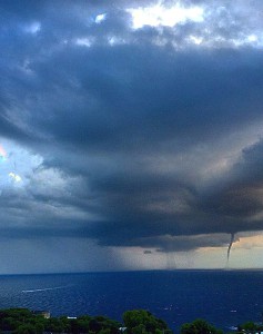 Le due trombe Marine formatesi ieri a pochi metri dalla costa nel sud Adriatico