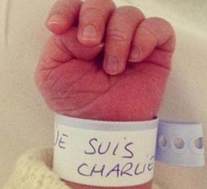 La foto diffusa da una neo mamma sui social network dopo l'attacco al settimanale satirico e ripresa dal Corriere. Lo scatto mostra la mano di un neonato: piccolo, chiamato Charlie, porta al polso il classico braccialetto di riconoscimento con la scritta “Je Suis Charlie”