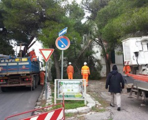 Operai al lavoro dopo la bufera