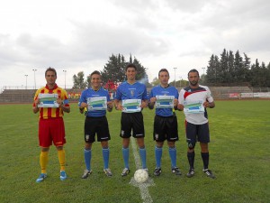 I capitani di Tricase e Maglie con la terna arbitrale,espongono il cartello della giornata nazionale del Fair Play.