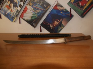 Il katana rinvenuto a casa di Luigi Rizzello