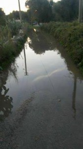 La strada diventata un fiume di acque di fogna