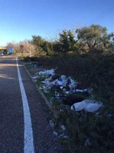 discarica immondizia spazzatura in strada